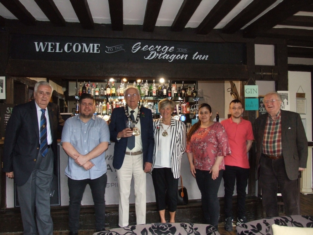 Tunbridge Wells Mayor celebrates St George's day with pub tour